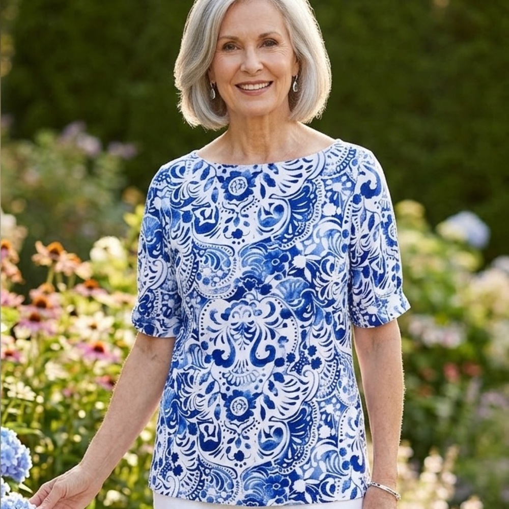 RALPH LAUREN Blue and White Floral Paisley Short Sleeve Top. Size LP
